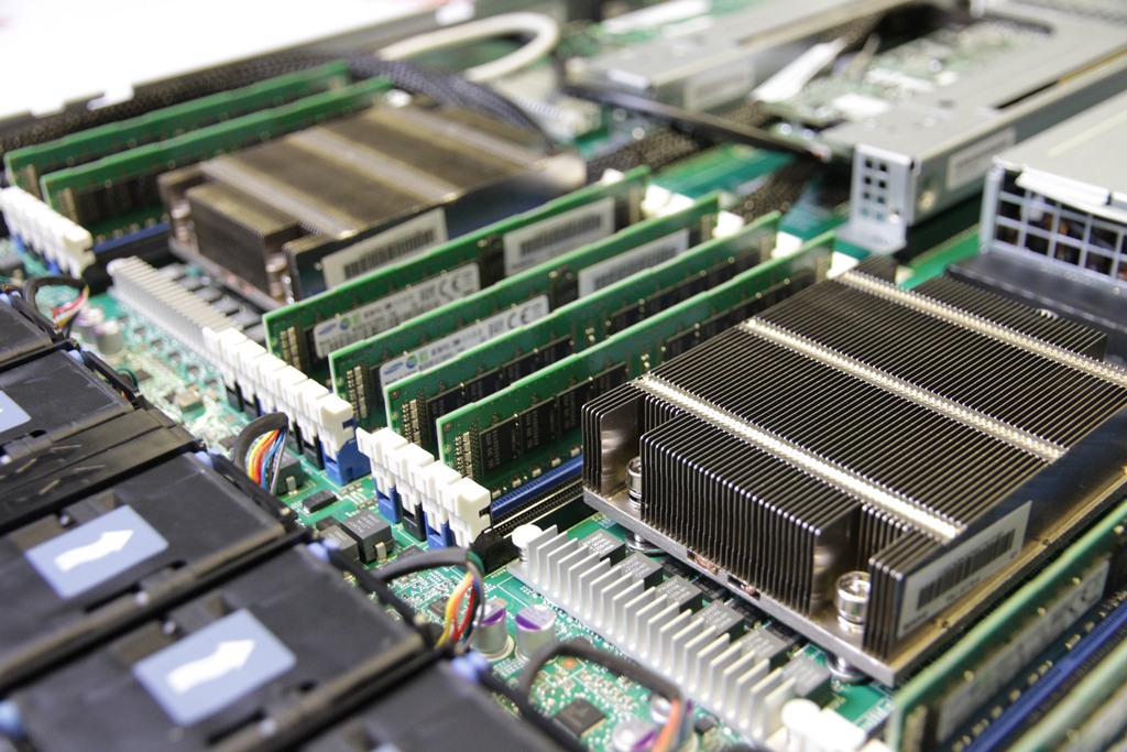 Який сервер переможе: HP ProLiant ML110 Gen9 або ProLiant DL120 Gen9   